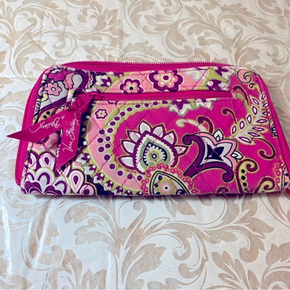 Vera Bradley ‘Very Berry Paisley’ Wallet Zip Around Closure Gorgeous clean